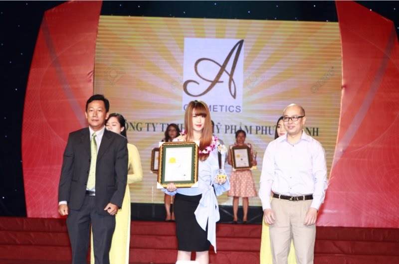 Phương Anh nhận giải trong chương trình vinh danh thương hiệu