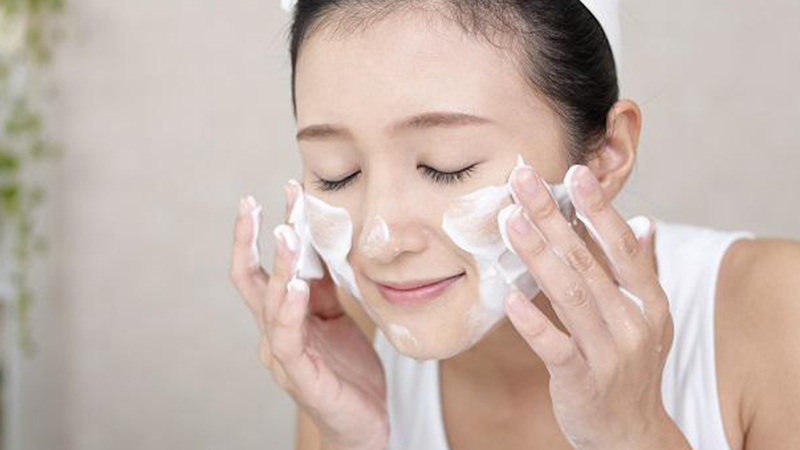 Làm sạch da mặt trước khi thoa kem dưỡng ẩm
